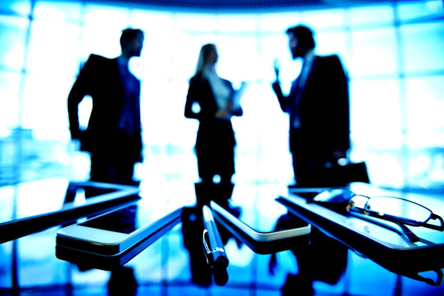 Espace de travail avec documents financiers et ordinateur